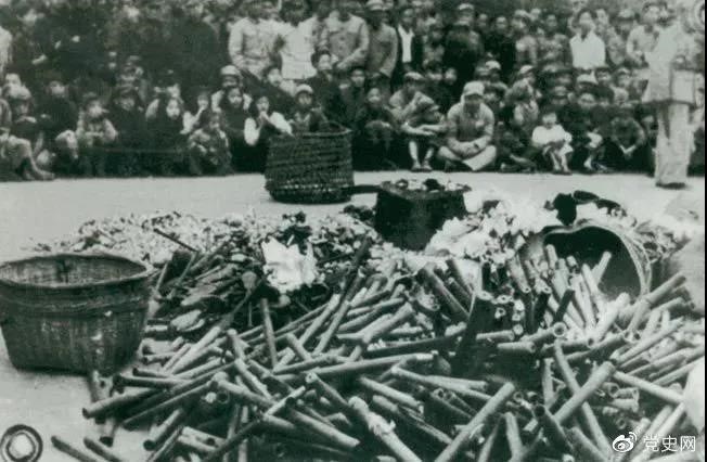 1950年2月24日，政務(wù)院發(fā)出《關(guān)于嚴禁鴉片煙毒的通令》。圖為政府收繳的煙具和賭具。