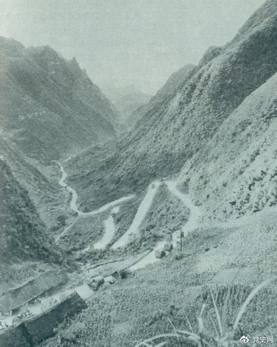 　　1935年2月18日至21日，紅軍奪取桐梓、占領(lǐng)婁山關(guān)、再克遵義城，取得了殲滅和擊潰國(guó)民黨軍2個(gè)師又8個(gè)團(tuán)的大勝利。圖為黔北要隘婁山關(guān)。