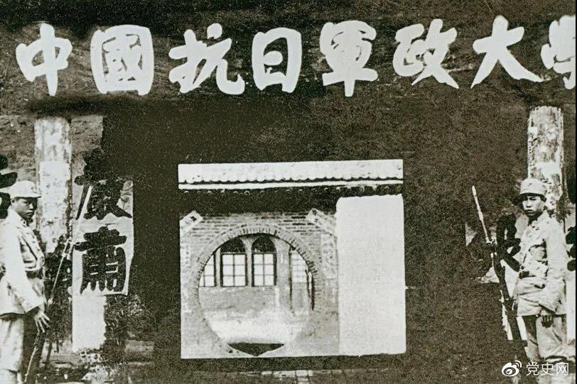 1937年3月2日，毛澤東為中國人民抗日軍政大學(xué)第二期第二隊學(xué)員題詞：“要學(xué)習(xí)朱總司令：度量大如海，意志堅如鋼?！眻D為抗日軍政大學(xué)舊址。