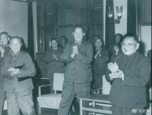 1978年3月，鄧小平和參加五屆人大一次會議的解放軍代表在一起。