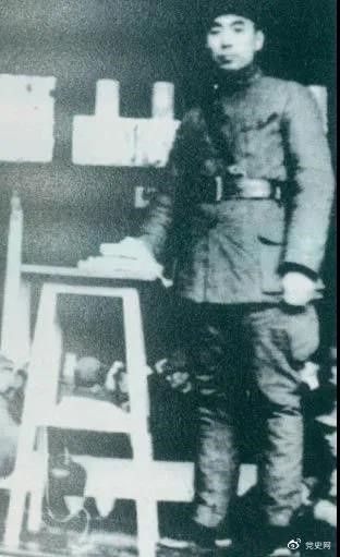 1939年3月10日，周恩來(lái)為新四軍排以上干部作題為《目前形勢(shì)與新四軍任務(wù)》的報(bào)告。