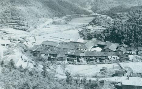 1929年3月14日，毛澤東同朱德指揮紅四軍進(jìn)攻長嶺寨，殲敵兩千余人，擊斃敵旅長郭鳳鳴，乘勝占領(lǐng)長汀城。圖為長嶺寨。