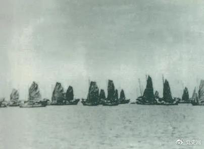 1950年4月16日，人民解放軍發(fā)起大規(guī)模渡海戰(zhàn)役，強(qiáng)渡瓊州海峽。5月1日，海南全島解放。