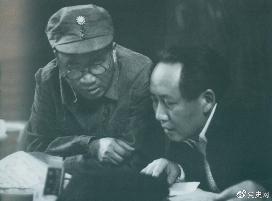 1945年4月，毛澤東和朱德在中國共產(chǎn)黨第七次全國代表大會上。