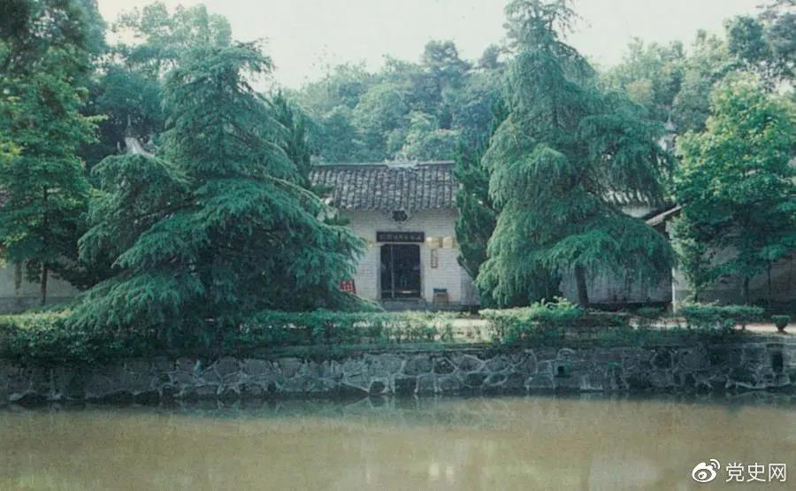 圖為任弼時(shí)故居。1904年4月30日，任弼時(shí)出生在湖南省湘陰縣熟塘鄉(xiāng)唐家橋（今屬汨羅市）。