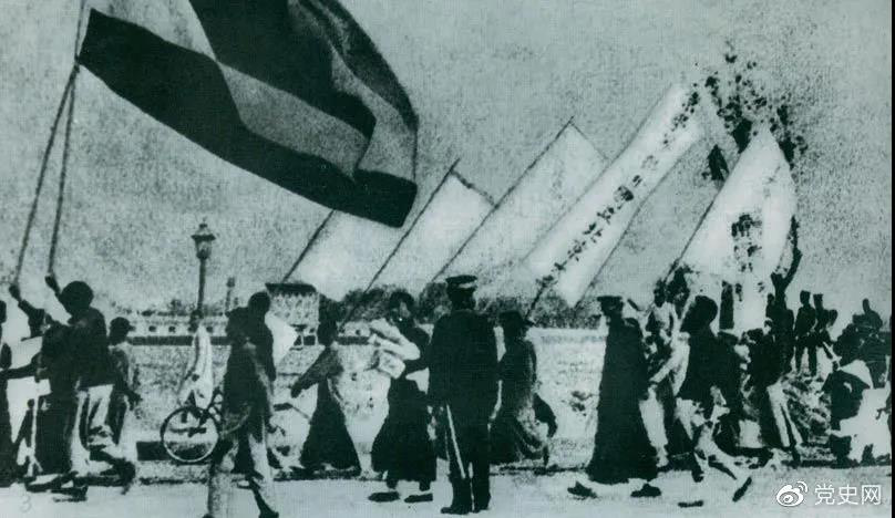 1919年5月4日，北京爆發(fā)學(xué)生反帝愛國運(yùn)動。這是北京大學(xué)學(xué)生的示威游行隊伍。