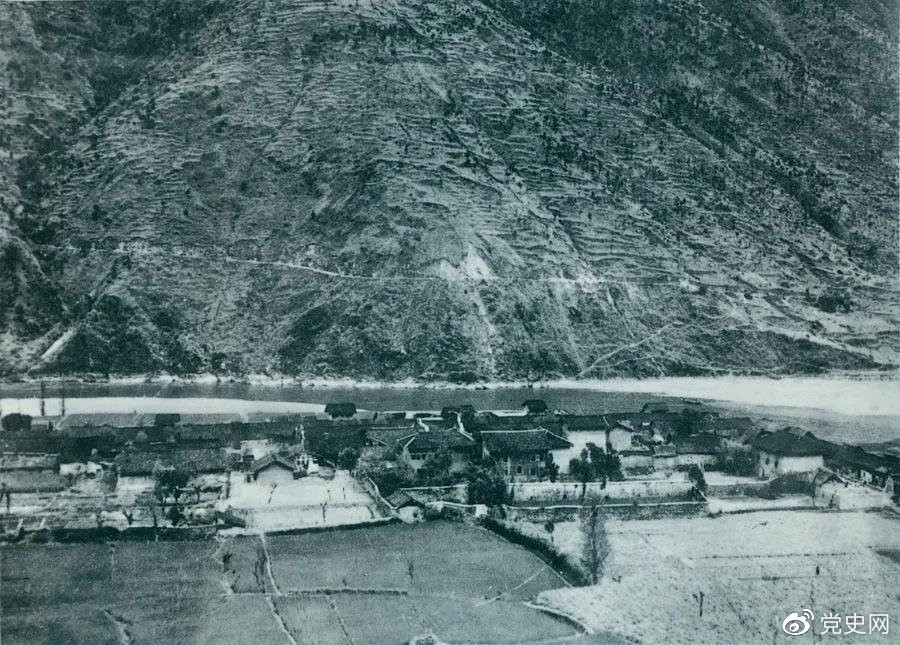 　　1935年5月25日，紅一方面軍到達(dá)大渡河南岸的安順場(chǎng)。紅軍17名勇士靠一葉孤舟強(qiáng)渡大渡河，為沿大渡河左岸北上的部隊(duì)打開了一條通道。圖為安順場(chǎng)一角。