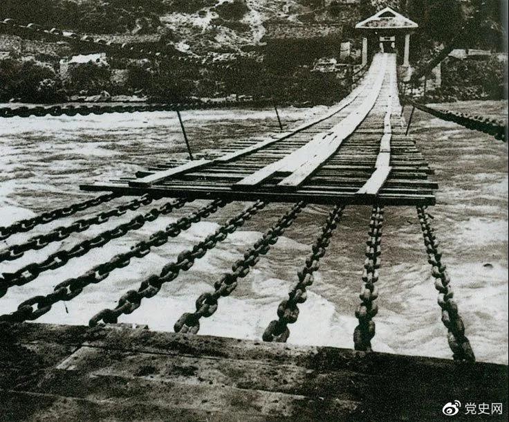 　　1935年5月29日，中央紅軍左縱隊(duì)先頭部隊(duì)在瀘定橋西頭發(fā)起奪橋戰(zhàn)斗，勝利搶占大橋。圖為瀘定橋。