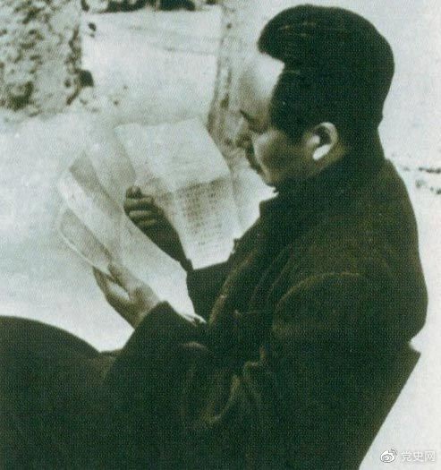 　　1946年6月，國(guó)民黨撕毀停戰(zhàn)協(xié)定和政協(xié)決議，挑起全面內(nèi)戰(zhàn)。這是毛澤東在延安審閱有關(guān)自衛(wèi)反擊的電報(bào)。