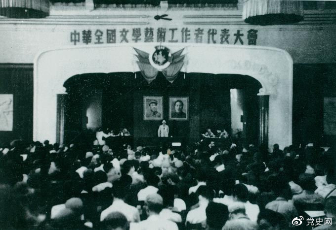 1949年7月2日至19日，第一次中華全國文學(xué)藝術(shù)工作者代表大會(huì)在北平召開。圖為大會(huì)會(huì)場。